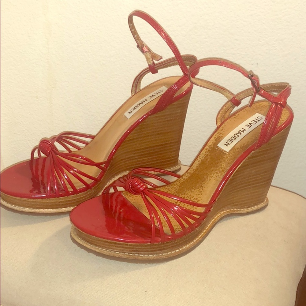 Steve Madden Clausen Red Patent platform Sandal